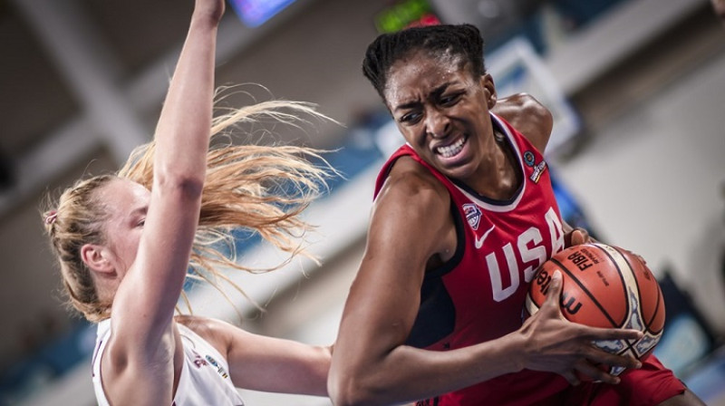 Nneka Ovumīke cīņā ar Dignu Strautmani. Foto: FIBA