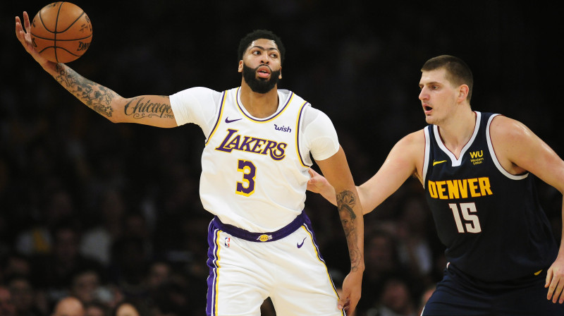 "Lakers" un "Nuggets" komandu līderi Entonijs Deiviss un Nikola Jokičs. Foto: Gary A. Vasquez/USA Today Sports/Scanpix