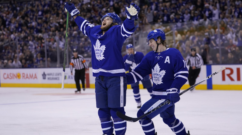 Toronto "Maple Leafs" hokejisti Viljams Nīlanders un Mičels Mārners svin vārtu guvumu. Foto: John E. Sokolowski/USA Today Sports/Scanpix