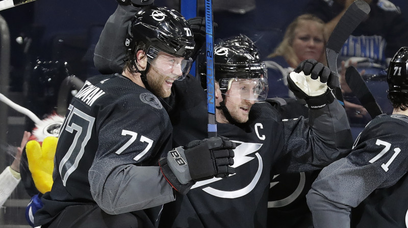 Viktors Hedmans un Stīvens Stemkoss priecājas par vārtu guvumu pret Monreālas "Canadiens". Foto: AP/Scanpix