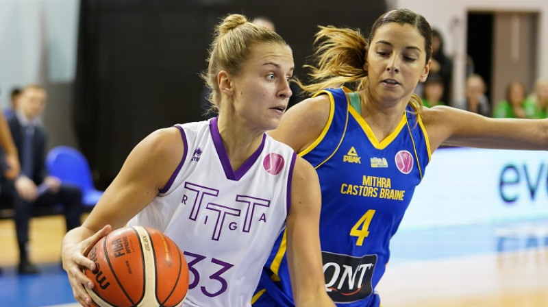 Kitija Laksa spēlē pret "Castors Braine". Foto: Romāns Kokšarovs, f64