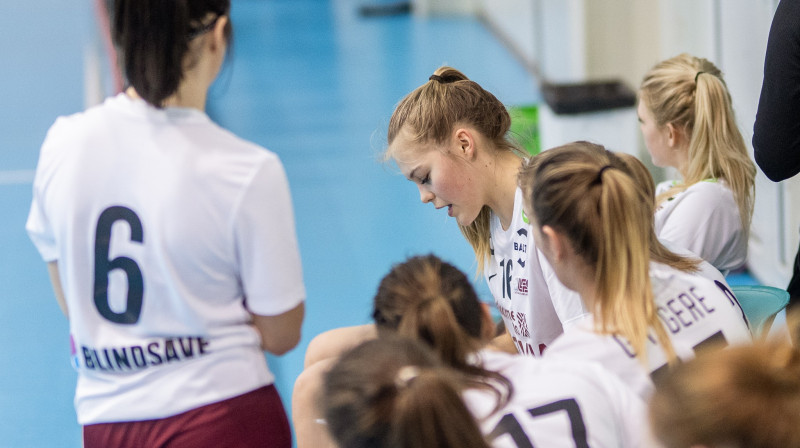 Latvijas U19 sieviešu komanda. Foto: Raivo Sarelainens, floorball.lv