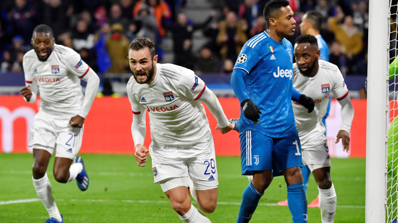 Lukass Tusārs (priekšplānā) un Lionas "Olympique" futbolisti svin vārtu guvumu. Foto: AFP/Scanpix