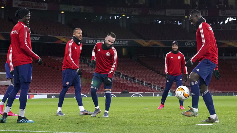 "Olympiacos" futbolisti aizvada treniņu "Emirates" stadionā. Foto: AP/Scanpix