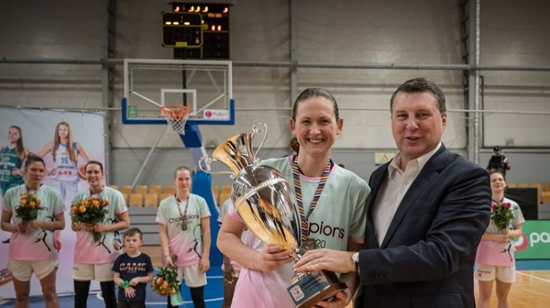 TTT kapteine Aija Klakocka un LBS prezidents Raimonds Vējonis 2020. gada 1. martā. Foto: WBBL.eu