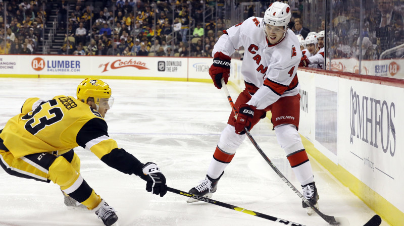 Teodors Bļugers (no kreisās) aizsardzībā. Foto: Charles LeClaire/USA Today Sports/Scanpix