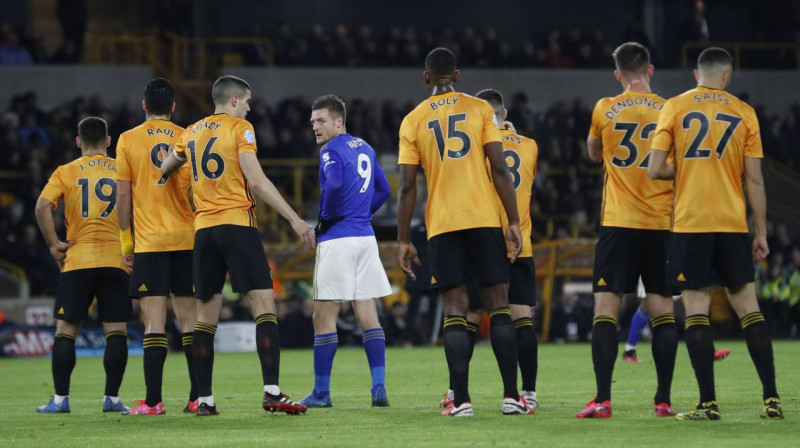 Džeimijs Vārdijs (#9) "Wolves" aizsardzības ielenkumā. Foto: imago / Scanpix