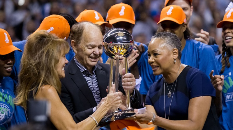 "Timberwolves" un "Lynx" īpašnieks Glens Teilors 2017. gada 4. oktobrī ar WNBA kausu. Foto: USA Today/Scanpix