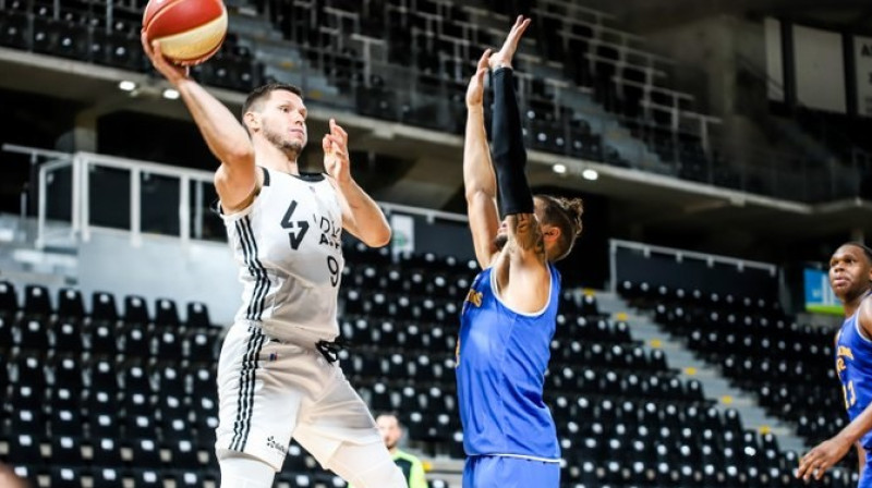 Rihards Lomažs ar bumbu. Foto: Lyon ASVEL