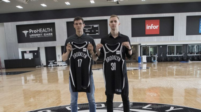 Rodions Kurucs un Džanans Musa pēc drafta 2018. gadā. Foto: AP/Scanpix