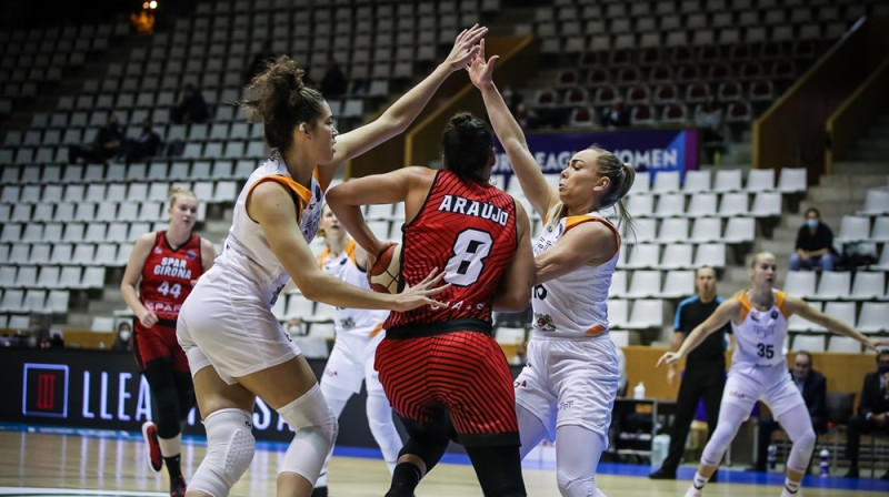 Megana Hafa un Ilze Jākobsone aizsardzībā. Foto: FIBA