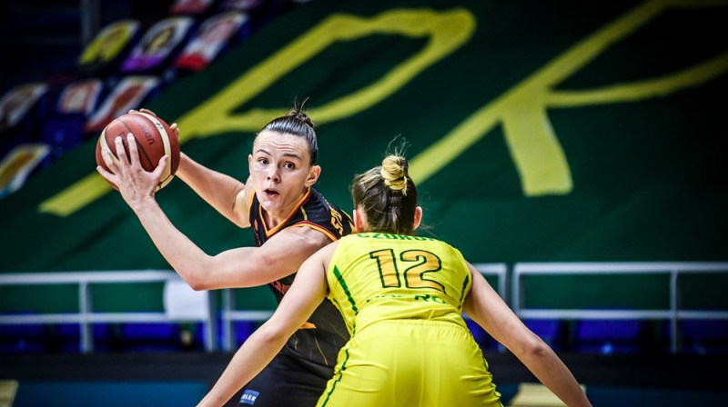 Anete Šteinberga cīņā pret Dalmu Cukoru. Foto: FIBA