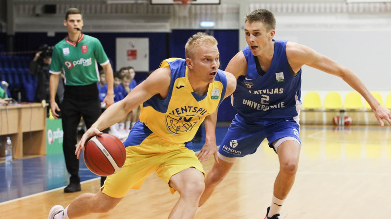 Kristaps Mediss ar bumbu pret "Latvijas Universitāti". Foto: BK Ventspils