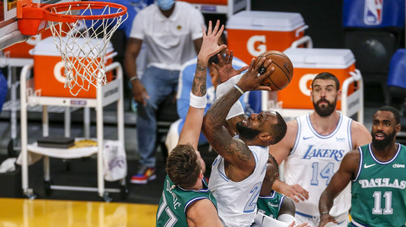 Luka Dončičs un Lebrons Džeimss. Foto:AP/Scanpix