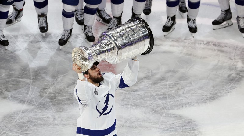 Sedriks Pakets ar Stenlija kausu. Foto: AFP/Scanpix