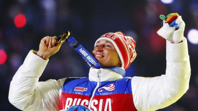 Krievijas slēpotājs Aleksandrs Ļegkovs 2014. gadā svinēja OS zelta medaļas iegūšanu, ko vēlāk viņam atņēma par dopinga lietošanu. Foto: Reuters/Scanpix