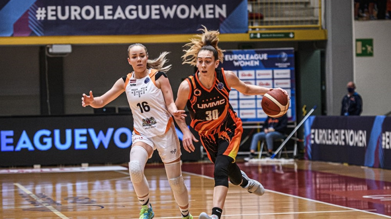 Ilze Jākobsone un Breana Stjuarte. Foto: FIBA