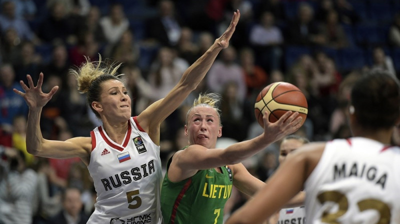 Santa Baltkojiene pret Jevgeņiju Beļakovu 2017. gada 15. novembrī. Foto: FIBA