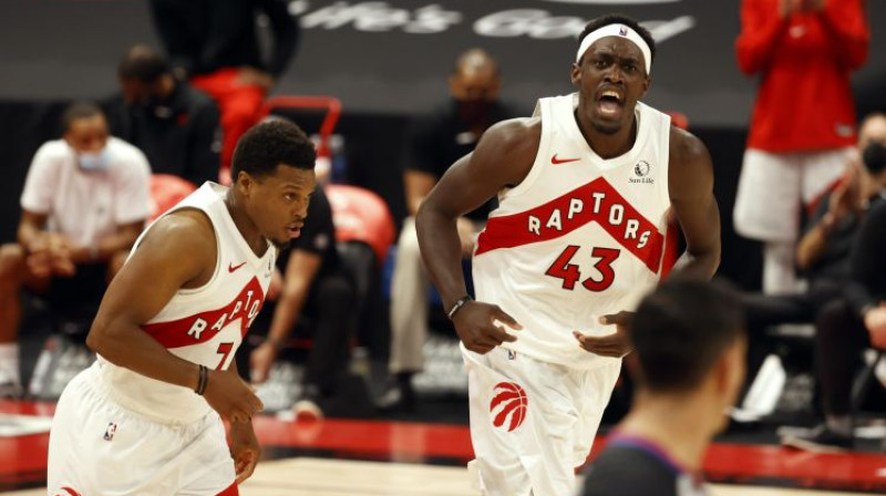 ''Raptors'' basketbolisti Kails Laurijs un Paskāls Siakams. Foto: USA TODAY Sports/Scanpix