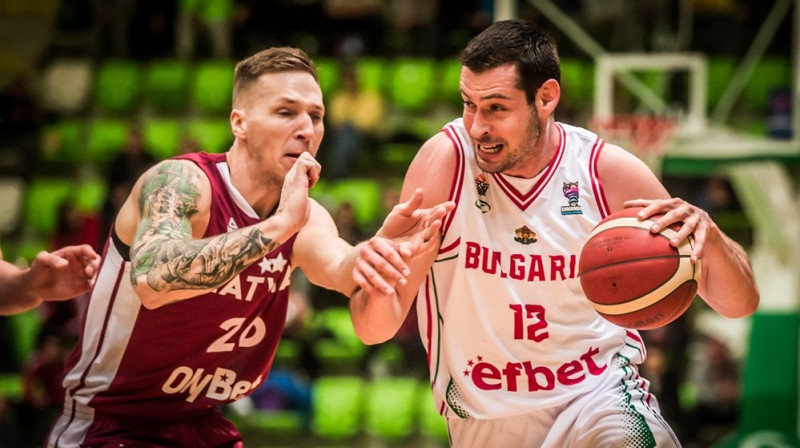 Aleksandrs Jaņevs cīņā ar Artjomu Butjankovu. Foto: FIBA