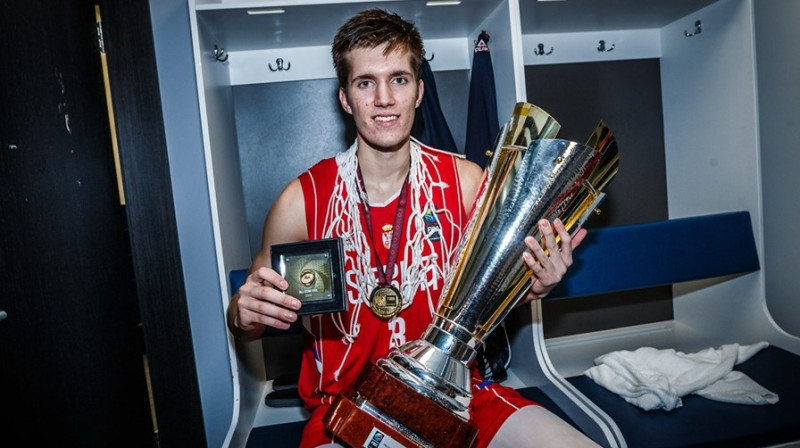 Filips Petruševs pēc triumfa U-18 Eiropas čempionātā Rīgā. Foto: FIBA Europe