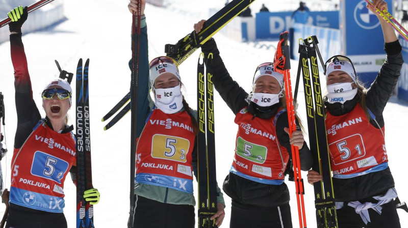 Norvēģijas sieviešu biatlona stafetes komanda. Foto: Darko Bandic/AP/Scanpix