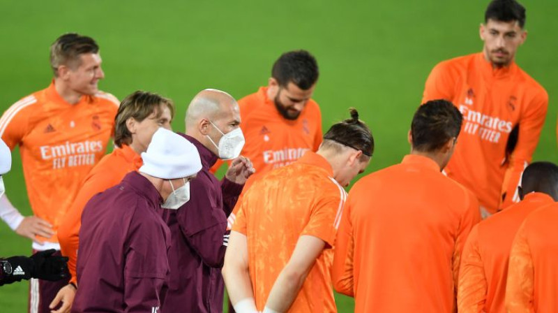 Zinedins Zidāns sarunā ar Madrides "Real" futbolistiem. Foto: Reuters/Scanpix