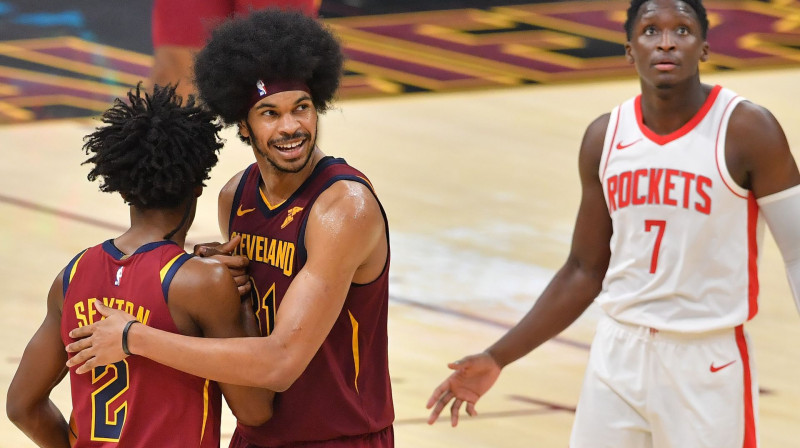 Džerets Alens (pa vidu), Kolins Sekstons (pa kreisi) un Viktors Oladipo (pa labi). Foto: AFP/Scanpix