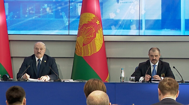 Aleksandrs Lukašenko un Viktors Lukašenko nacionālās olimpiskās komitejas organizētajā sapulcē. Foto: Belta