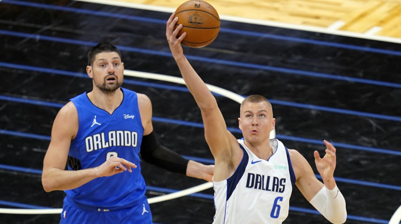 Nikola Vučevičs un Kristaps Porziņģis. Foto: AP/Scanpix