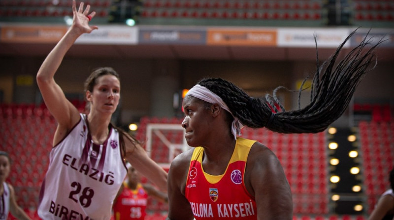 Kristīne Vītola cīņā ar milzīgo Kalani Braunu. Foto: FIBA