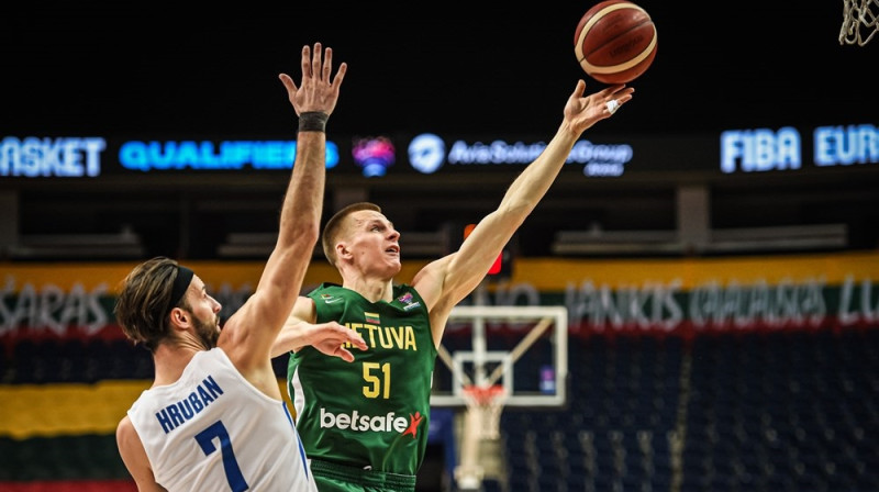 Arns Butkevičs spēlē pret Čehiju. Foto: FIBA