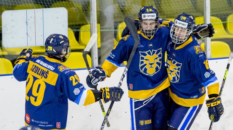 Anrī Ravinskis (Nr. 13) un HS "Rīga" hokejisti svin vārtu guvumu. Foto: Guntis Lazdāns/Optibet hokeja līga