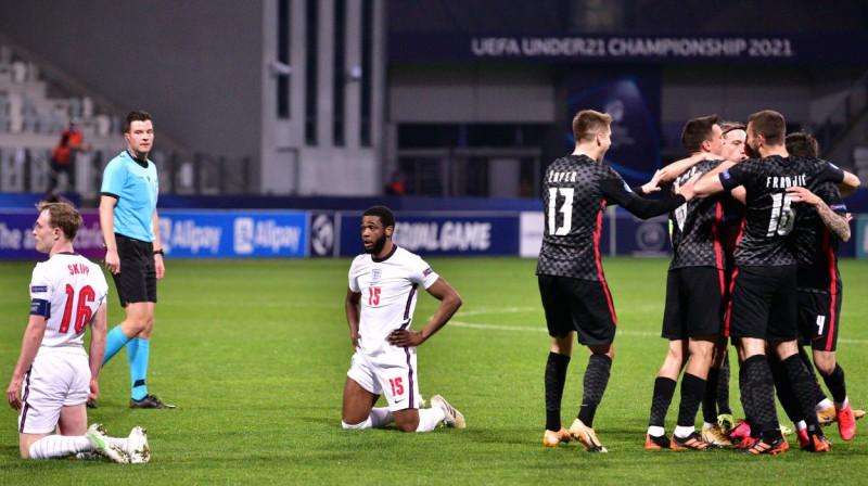 Horvātijas U21 izlases futbolisti līksmo, angļiem bēdas. Foto: Igor Kupljenik/EPA/Scanpix