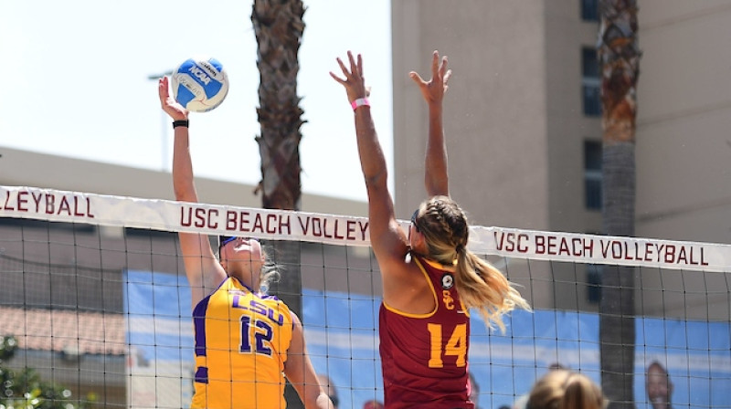 Tarina Klota un Tīna Graudiņa. Foto: LSU Beach Volleyball