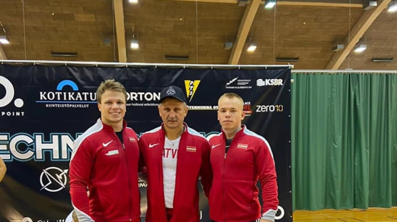 Armands Mežinskis, treneris Eduards Andruškevičs, Ritvars Suharevs. Foto: Latvijas Svarcelšanas federācija