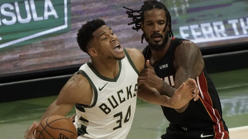 Jannis Adetokunbo un Trevors Ariza. Foto: AP/Scanpix