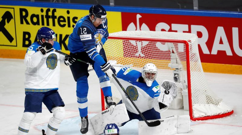 Somijas izlases kapteinis Marko Antila Ņikitas Bojarkina sargāto vārtu priekšā. Foto: Toms Kalniņš/EPA/Scanpix