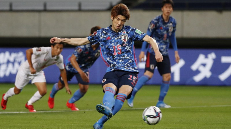 Japānas izlases futbolists Juja Osaka realizē 11 metru soda sitienu. Foto: Issei Kato/Reuters/Scanpix