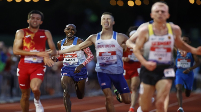 Mo Farahs finišē aiz komandas biedra Marka Skota. Foto: Scanpix.