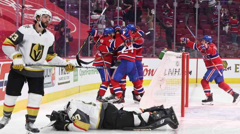 Monreālas "Canadiens" hokejistu prieki pēc izšķirošā vārtu guvuma. Foto: Eric Bolte/USA Today Sports/Scanpix