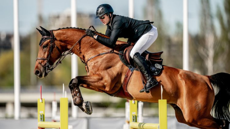 Kristaps Neretnieks ar jauno zirgu. Foto: LJF