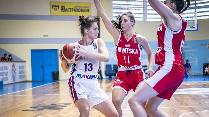 Latvijas kapteine Anita Miķelsone spēlē pret Horvātiju. Foto: FIBA