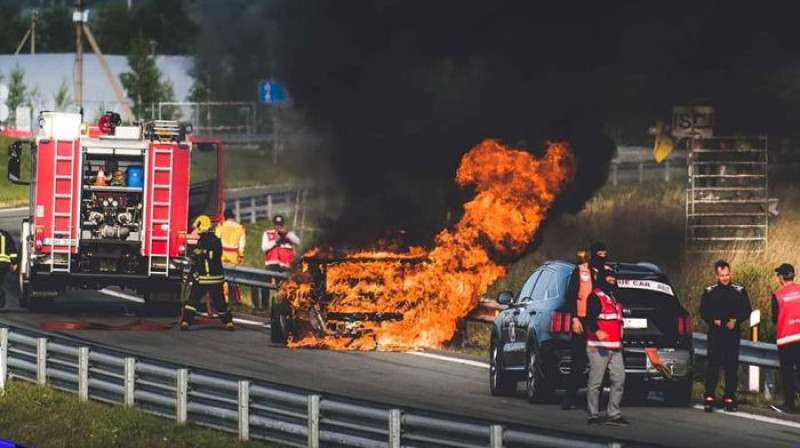 Komandas mašīna liesmās. Foto: racing.lt