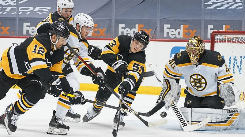 Zaks Astons-Rīss un Teodors Bļugers, cīnoties pie Bostonas "Bruins" vārtiem. Foto: AP/Scanpix