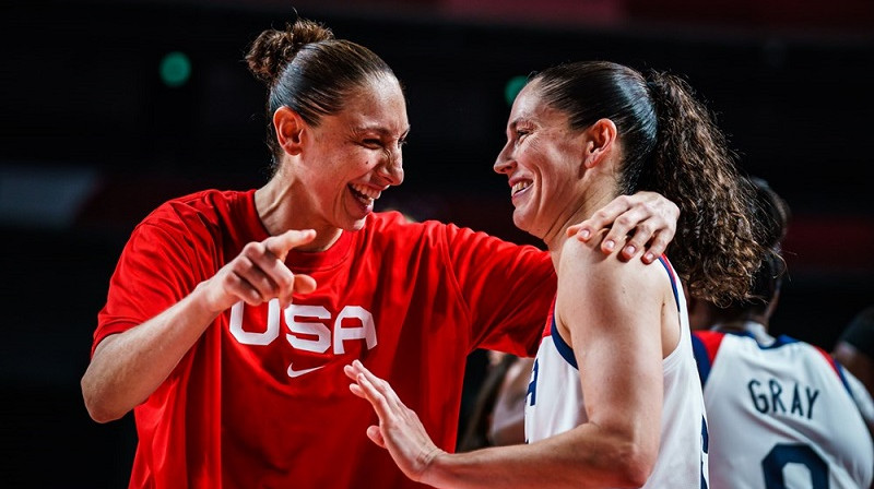 Daiana Taurasi un Sjū Bērda 2021. gada 8. augustā. Foto: FIBA