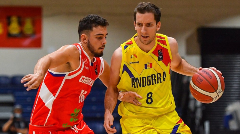 Andoras izlases basketbolists Žilems Koloms ar bumbu. Foto: FIBA