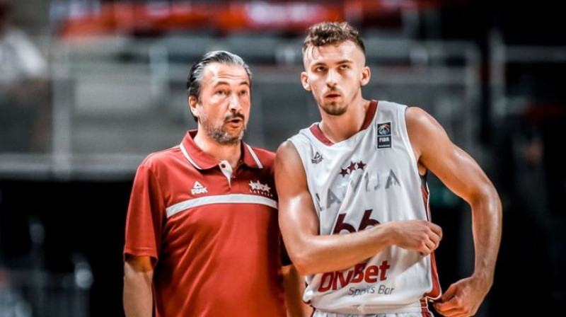 Luka Banki un Kristers Zoriks. Foto: FIBA