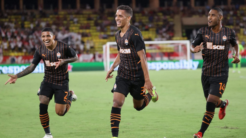 Doņeckas "Shakhtar" futbolisti svin vārtu guvumu. Foto: Valery Hache/AFP/Scanpix