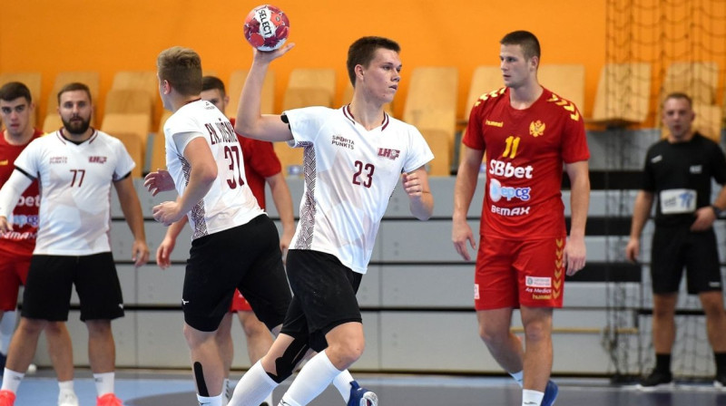 Latvijas U19 izlases handbolists Jevgeņijs Rogonovs ar bumbu. Foto: Latvijas Handbola federācija